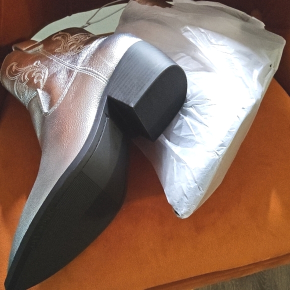 Old Navy Vegan Leather Silver Western Boots Discount Is Reflected In Price - Picture 2 of 4
